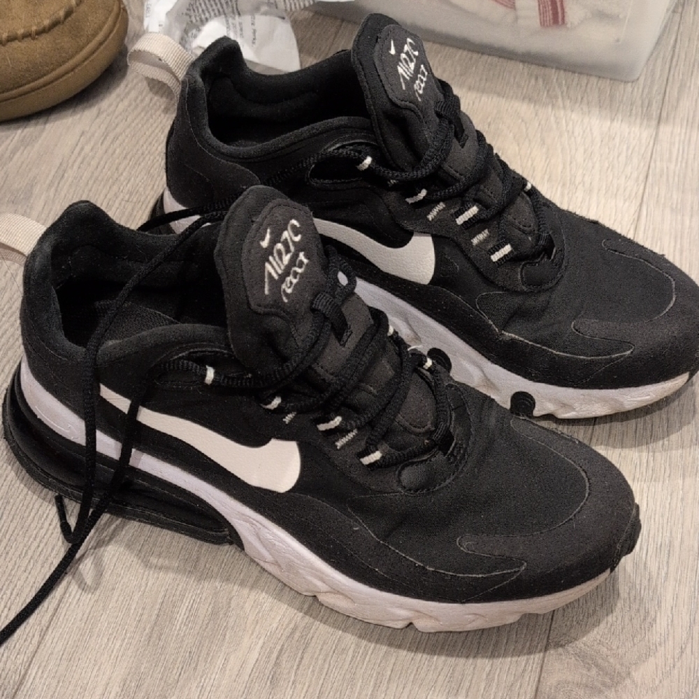 Nike Men's Black and White Athletic Sneakers